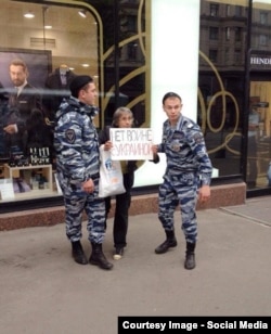 Moscow police arrest Irina Epifanovskaya, taking part in action against Russia's war in Ukraine, on August 31.