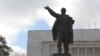 2003-жылы Бишкектеги Лениндин эстелиги борбордук аянттан эски аянтка которулган.