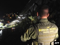 Прикордонний патруль США несе вахту вздовж прикордонного паркану між Арізоною та Мексикою в місті Ногалес