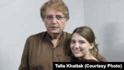 پخوانی تصویر: ادریس خټک د خپلې لور تاليه خټک سره