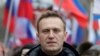 «Чай – одна з версій, міг бути дотик, могло бути рукостискання». Офіцер ФСБ у відставці про можливе отруєння Навального