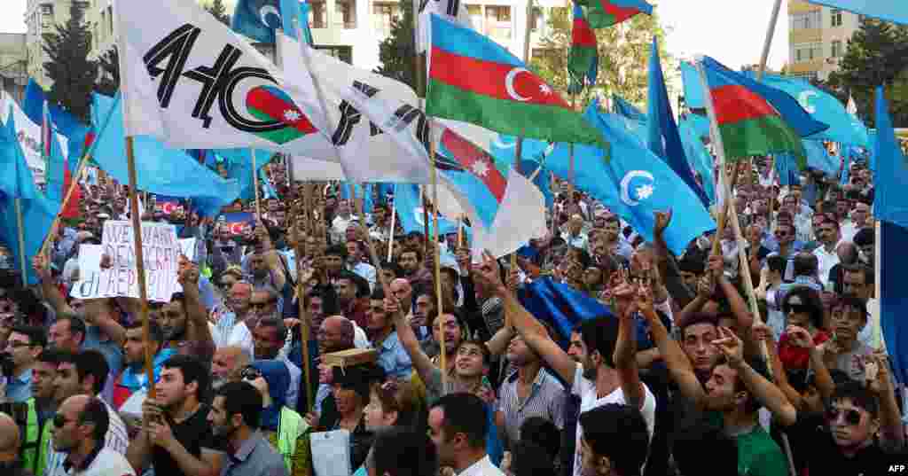 Campaign rallies for opposition candidate Camil Hasanli, by contrast, have drawn colorful crowds estimated at several thousand. Here, a Baku rally on September 22.