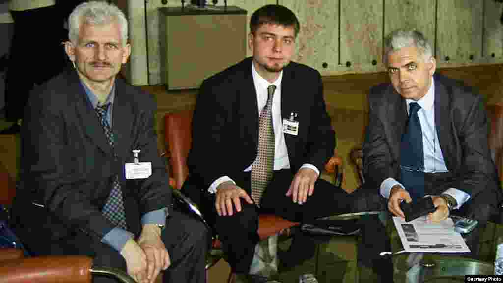 У кулюарах Камісіі правоў чалавека ААН. Алесь Бяляцкі, Дзьмітры Маркушэўскі, Адрыян Сэвэрын. Жэнэва, 2005