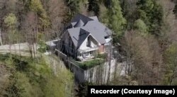 Vila în care locuiește primarul Sinaiei, Vlad Oprea, a fost construită în mijlocul unei păduri.