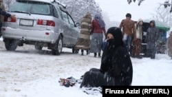 Kabul residents say the number of people begging in the city has soared in the past 18 months. (file photo)