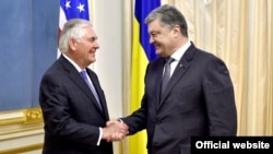 Ukrainian President Petro Poroshenko (right) and U.S. Secretary of State Rex Tillerson in Kyiv on July 9. 
