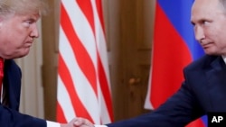 Donald Tramp se rukuje sa ruskim predsednikom Vladimirom Putinom na sastanku u Helsinkiju 16. jula 2018.