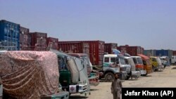 په کراچۍ کې افغانستان ته تلونکې یوشمېر لارۍ ولاړې دي - پخوانی انځور.