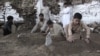 شانګله کې د ۲۰۱۵ ز کال د اکتوبر میاشتې زلزله کې د وژل شویو کسانو مړي خاورو ته سپارل شوي. 