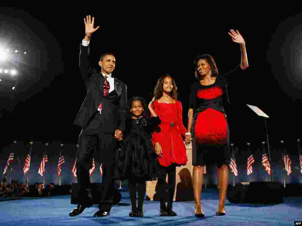 Sa obitelji u pobjedi... - Prva obitelj SAD, Barack Obama, supruga Michelle, kćerke Malia (u crvenoj haljini) i Sasha (u crnoj haljini), na pozornici pozdravljaju glasače u Chicagu nakon objavljene pobjede. 