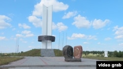 Монумент «Три сестри», встановлений у радянський період на стику кордонів України, Росії та Білорусі, як символ дружби трьох народів. Пам'ятник розташований поблизу українського пункту пропуску «Сеньківка»( фото – вересень 2021 року) 