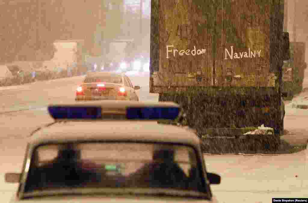 A sign expressing support for Navalny scrawled on the back of a truck outside the detention center where Navalny was being held after his December 2011 arrest. In February 2011, Navalny described President Vladimir Putin’s political party, United Russia, as “the party of crooks and thieves” in a radio interview. The phrase was widely picked up by opposition groups. 