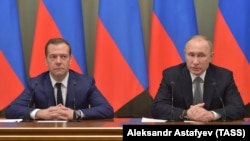 Володимир Путін (праворуч) та Дмитро Медведєв. Москва, 19 грудня 2016 року