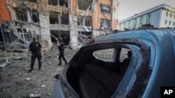 Центр міста всипаний уламками після російського ракетного обстрілу Харкова, Україна, 25 травня 2024 року