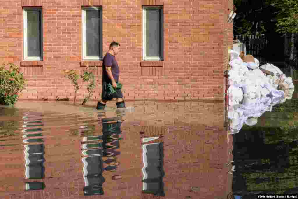 Flooding has also hit northern Budapest's Romai Part neighborhood. 