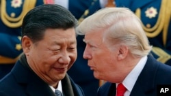 Președintele chinez Xi Jinping (stânga) și președintele american Donald Trump (dreapta). 