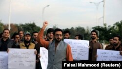 د پښتون ژغورنې غورځنګ د ملاتړو ځوانانو يو پخوانی عکس