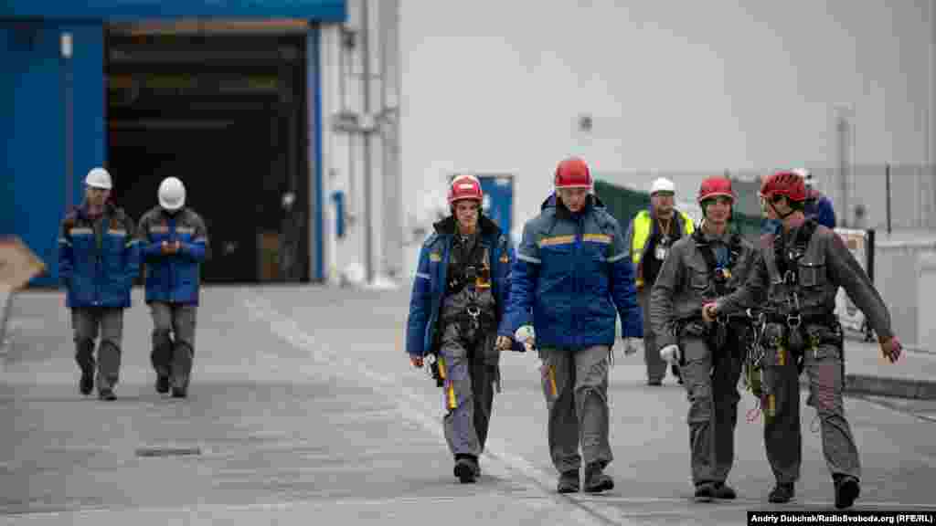 Workers leaving the Chernobyl&#39;s confinement structure.