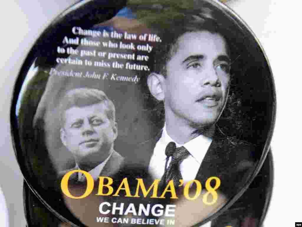 Obama i Kennedy na bedžu... - Prilikom te posjete Berlinu najtraženiji su bili suveniri sa likovima ova dva američka predsjednika.
