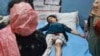 Поранена дівчинка, яка живе в селі поблизу лінії розмежування між Індією та Пакистаном, отримує допомогу в лікарні в контрольованій Індією частині Кашміру після обстрілу пакистанськими військами, 7 травня 2025 року