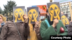Активисты в Бишкеке проводят акцию протеста против добычи урана (апрель 2019 г.). 