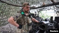 Артилерист 15-ї бригади Національної гвардії України готується до стрільби з гаубиці М101А1 поблизу Покровська Донецької області, Україна, 5 вересня 2024 року