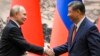 Глава Китая Си Цзиньпин (справа) пожимает руку президенту России Владимиру Путину в Доме народных собраний в Пекине, Китай, 16 мая 2024 года