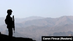 په شمالي وزیرستان کې یو پوځي د پهرې پر مهال - پخوانی انځور.