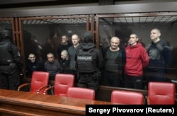 Mart aýynda Russiýanyň harby kazyýeti Ukrainanyň Azow brigadasynyň 12 agzasyna uzak möhletli türme tussaglygyny berdi. Terrorçylykda we häkimiýeti zorluk bilen ele almakda ýa-da saklamakda aýyplanan adamlar 13-23 ýyl aralygynda azatlykdan mahrum edildi.