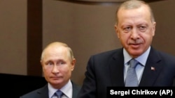 Turkish President Recep Tayyip Erdogan (right) and Russian President Vladimir Putin arrive for talks in the Black Sea resort of Sochi on October 22, 2019.