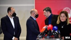 Вицепремиерот Фатмир Битиќи, премиерот Димитар Ковачевски и лидерот на ССМ Дарко Димовски на прес-конференција по покачувањето на минималната плата на 18.000 денари