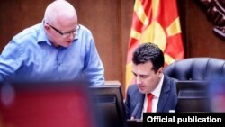 Генералниот секретар на Влада, Драги рашковски и премиерот Зоран Заев.