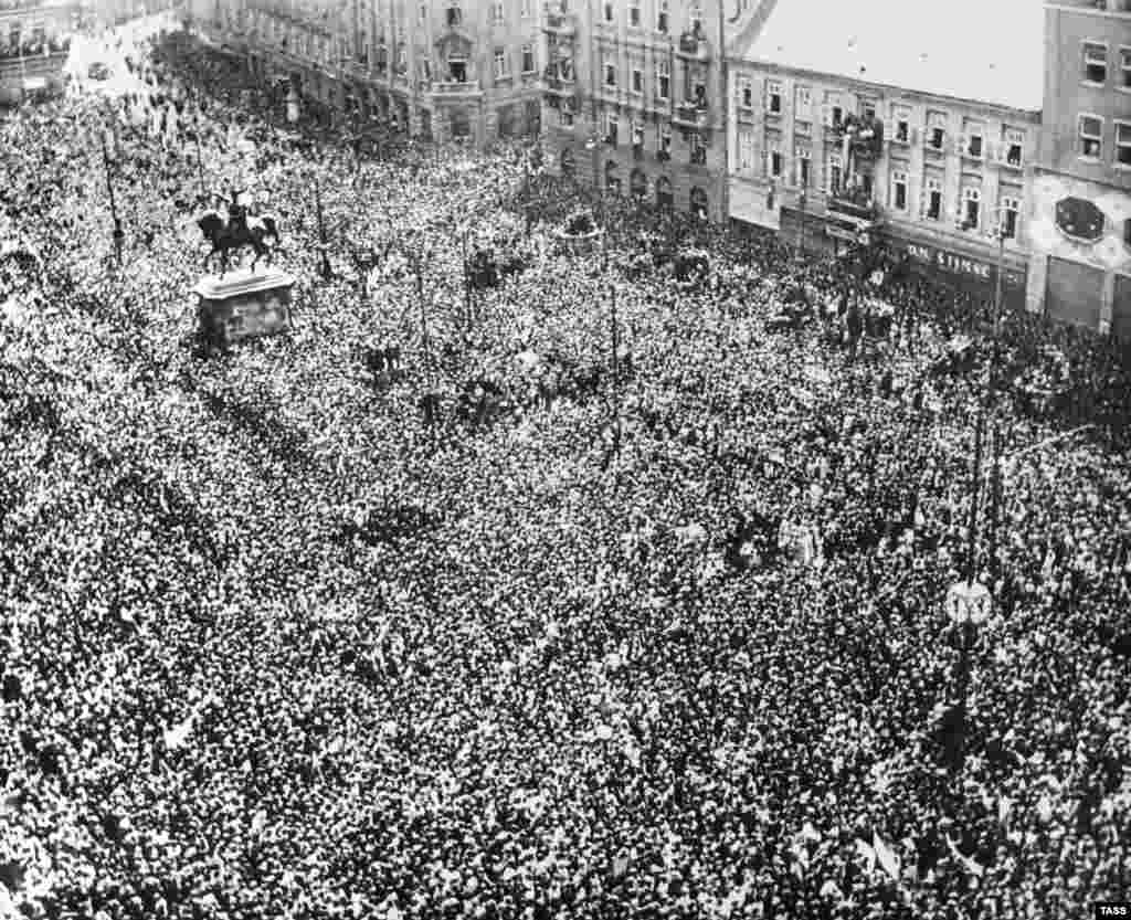 Thousands of people gather to celebrate victory over Nazi Germany in Zagreb, Yugoslavia, in 1945. On November 29 of that year exiled Yugoslav King Peter II was deposed and a communist government announced the creation of the Federal People’s Republic of Yugoslavia.