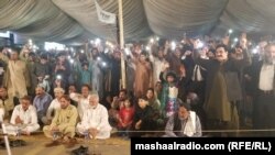 د علي وزیر ماشومان د پښتون ژغورنې غورځنګ له مشر منظور پښتین سره په احتجاجي ناسته کې. ۲۰۲۲، ۱۹م فبروري