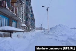 A street in Komsomolsky, a coal-mining village that once had 20,000 inhabitants and now has just 200.