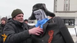 Ukrainian Protesters Burn Effigy Of Putin