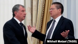 Rosneft CEO Igor Sechin (left) and Economy Minister Aleksei Ulyukayev talk at the Kremlin in Moscow in May 2015.