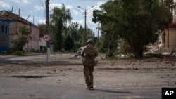 Український солдат у місті Суджа Курської області, 16 серпня 2024 року