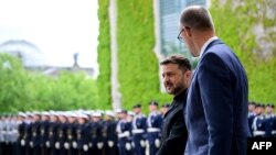 Njemački kancelar Friedrich Merz (desno) pozdravlja ukrajinskog predsjednika Volodimira Zelenskog po dolasku u Berlinu 28. maja 2025.