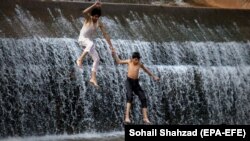 ماشومان د ګرمۍ نه د بچ کېدو لپاره په اوبو کې لامبي: انځور له ارشیفه