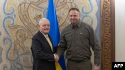 Глава Офісу президента України Андрій Єрмак (справа) тисне руку спеціальному представнику США з питань України та Росії Кіту Келлогу під час зустрічі у Києві, Україна, 19 лютого 2025 року