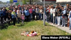 Residents of Temirtau rally near the site where 2-year-old Yegor Khmil fell through an uncovered manhole and drowned.