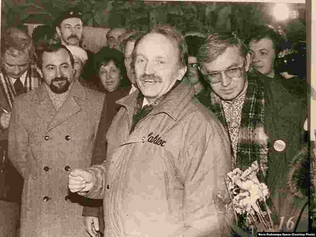 Vyacheslav Chornovil was surrounded by members of the press in Lviv as the nation voted. Chornovil was a prominent Ukrainian politician and Soviet dissident who had founded the Popular Movement of Ukraine, which had pushed for reforms and more sovereignty. After years of political persecution and multiple arrests, he was able to run as a candidate for president.