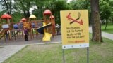 Panou informativ amplasat în fața unui teren de joacă, în cadrul campaniei naționale de renunțare la fumat a Ministerului Sănătății, 2021.