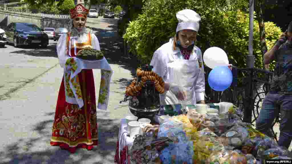 На виборчій дільниці в Ялті очікували міжнародних спостерігачів. Для них підготували хліб, сіль, солодощі та чай у самоварі
