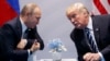 Фото від 7 липня 2017 року. Тогочасний президент США Дональд Трамп розмовляє із очільником Росії Володимиром Путіним на саміті G-20 у Гамбурзі. Німеччина. Тоді розмова тривала більше двох годин.