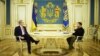 Украинският президент Володимир Зеленски и финансовият министър на САЩ Скот Бесент (ляво). Киев, 12 февруари 2025 г.