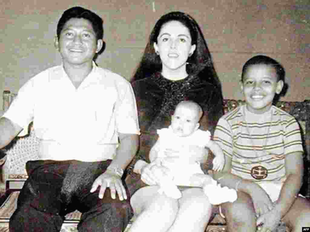 Kad je imao 9 godina... - Barack Obama sa majkom Ann Dunham, očuhom Lolo Soetoro i polusestrom Mayom 1970-te godine .