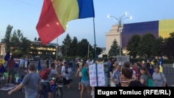 Scores of protesters show up on August 14 outside the government building in Bucharest, calling for the resignation of Prime Minister Viorica Dancila's cabinet.