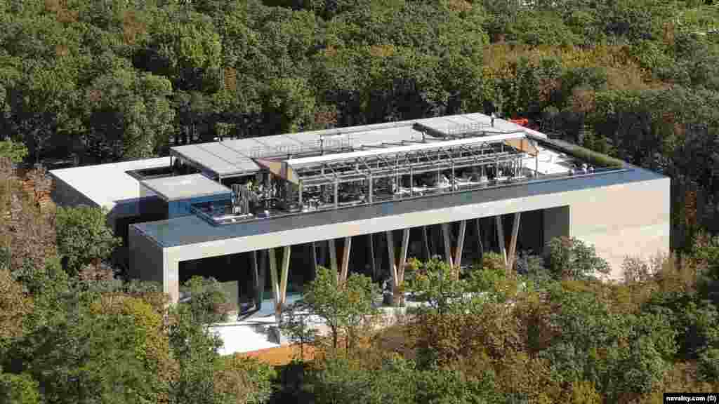 An alleged greenhouse on the palace grounds Along with a no-fly zone over the facility, boats sailing past the palace are required to maintain a distance of at least one nautical mile (1.8 kilometers). 